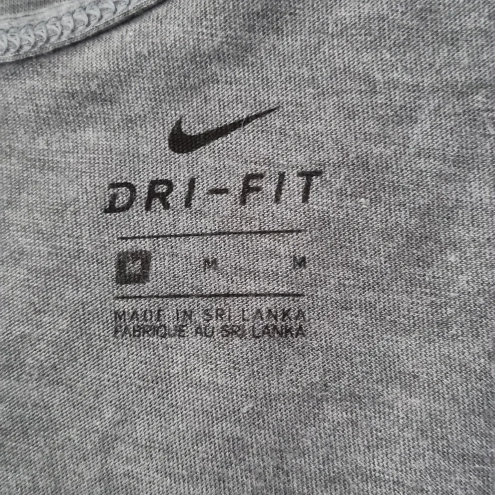Nike dri-fit, grey singlet with black trims, stretchy material, size medium - Picture 6 of 6